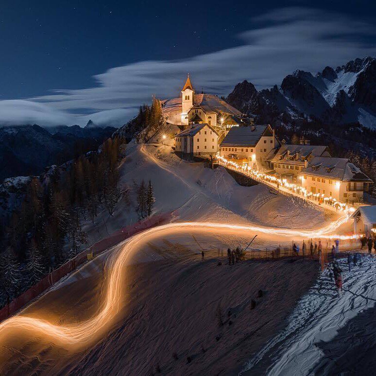 igersItalia's tweet photo. Stasera ci perdiamo nel candore di #Tarvisio, il comune più orientale della provincia di #Udine, in #FriuliVeneziaGiulia. Quello che vedete è il #MonteLussari, uno dei punti panoramici più belli! ➡ https://t.co/A3Cx4utX1R
#igersud #igersfvg #igersitalia @igersud @igersfvg https://t.co/xuPltoAoce