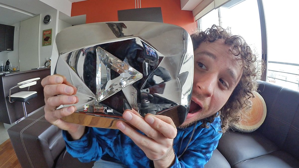 LuisitoComunica's tweet image. El legendario botón de diamante está por fin en mis manos... Es mucho más hermoso de lo que imaginé. ¡Muchas gracias a todos por esto! :'D

youtu.be/3LUu5q1Nqoc