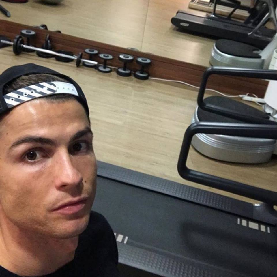 mateusplay2's tweet photo. Cristiano Ronaldo: "Por muy larga que sea la tormenta, el sol siempre vuelve a brillar entre las nubes". https://t.co/TuN6svoVxg