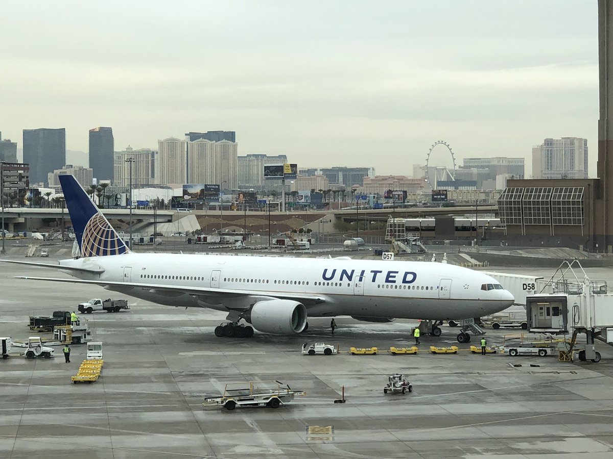 asphaltman1's tweet photo. Big Metal Bird in Las Vegas today!  Looking good!  @united @LASairport  #Boeing777 https://t.co/4QIvJvw3E1