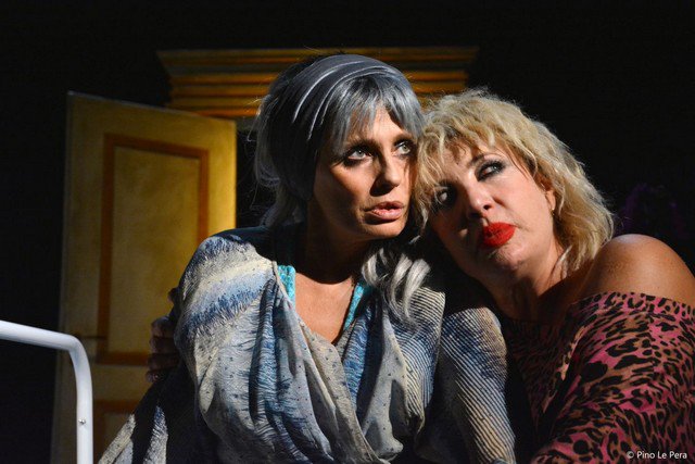 da domani fino a giovedì 11 gennaio al Teatro Comunale di Thiene e al Teatro Manzoni di Pistoia dal 12 al 14 gennaio con
SISTERS - COME STELLE NEL BUIO

#iaiaforte