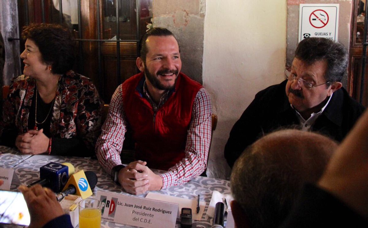 Juanqro's tweet photo. Gracias a medios de comunicación por permitirme informar de los procesos internos del PRI y de la visita de @JoseAMeadeK https://t.co/ZEg1K7eWRc