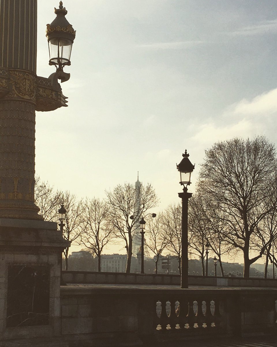 Review41R41's tweet photo. #bonsoir #Parigi @Review41R41  #fashiontrends #fashionblogger #me #top #followme #picbyme https://t.co/E8z2BkUmo3