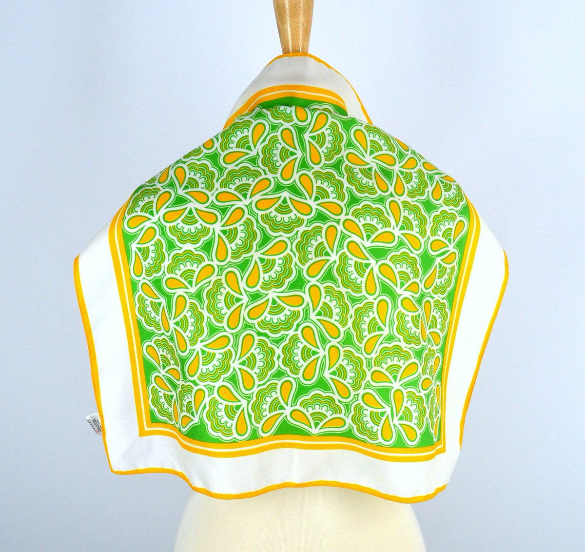 BRVintage's tweet image. Green and Yellow Neck Scarf,  1970s Polyester Scarf. Ben … etsy.me/2xHvLnW #VintageClothing #SchoolBusYellow