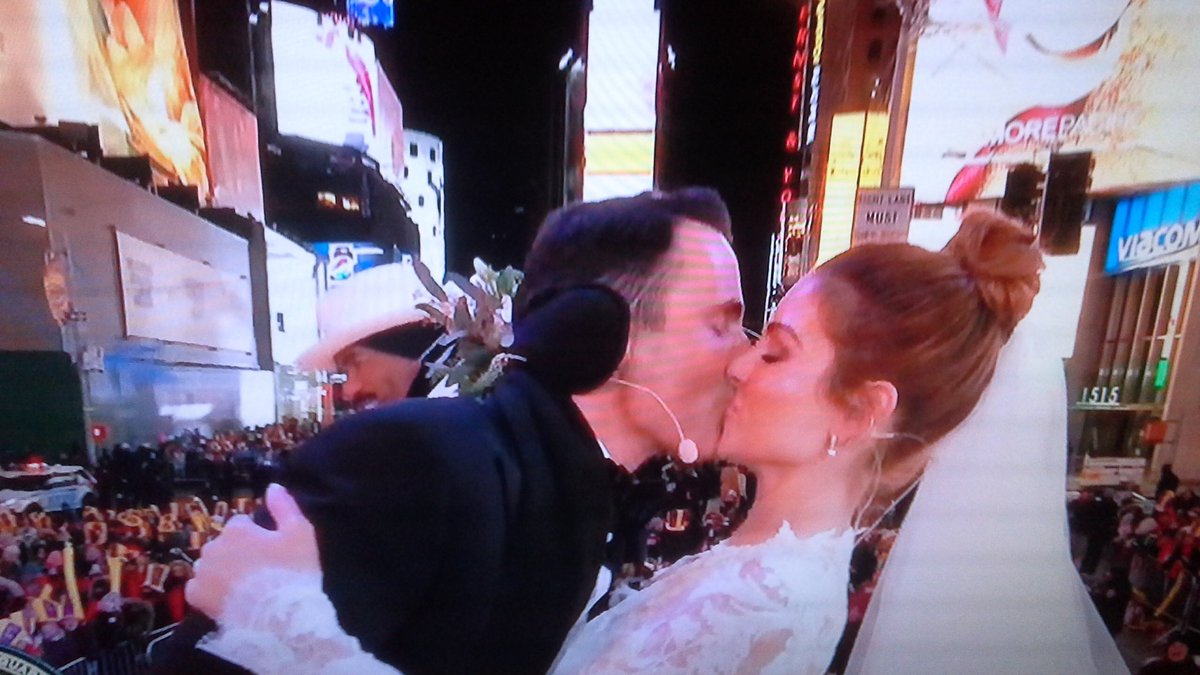 cateandtylermtv's tweet photo. CONGRATULATIONS ON GETTING MARRIED 🎉💍💐
I'M SO HAPPY FOR YOU GUYS 😄 #Finally #HusbandAndWife @mariamenounos &amp; @undergaro @IAmSteveHarvey https://t.co/qS9O2QY953