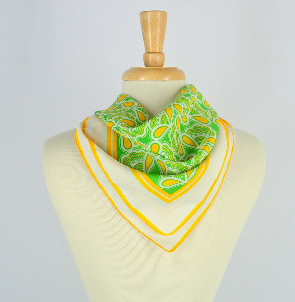 BRVintage's tweet image. Green and Yellow Neck Scarf,  1970s Polyester Scarf. Ben … etsy.me/2xHvLnW #VintageClothing #SchoolBusYellow