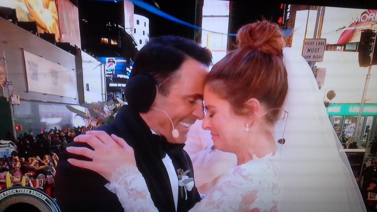 cateandtylermtv's tweet photo. CONGRATULATIONS ON GETTING MARRIED 🎉💍💐
I'M SO HAPPY FOR YOU GUYS 😄 #Finally #HusbandAndWife @mariamenounos &amp; @undergaro @IAmSteveHarvey https://t.co/qS9O2QY953