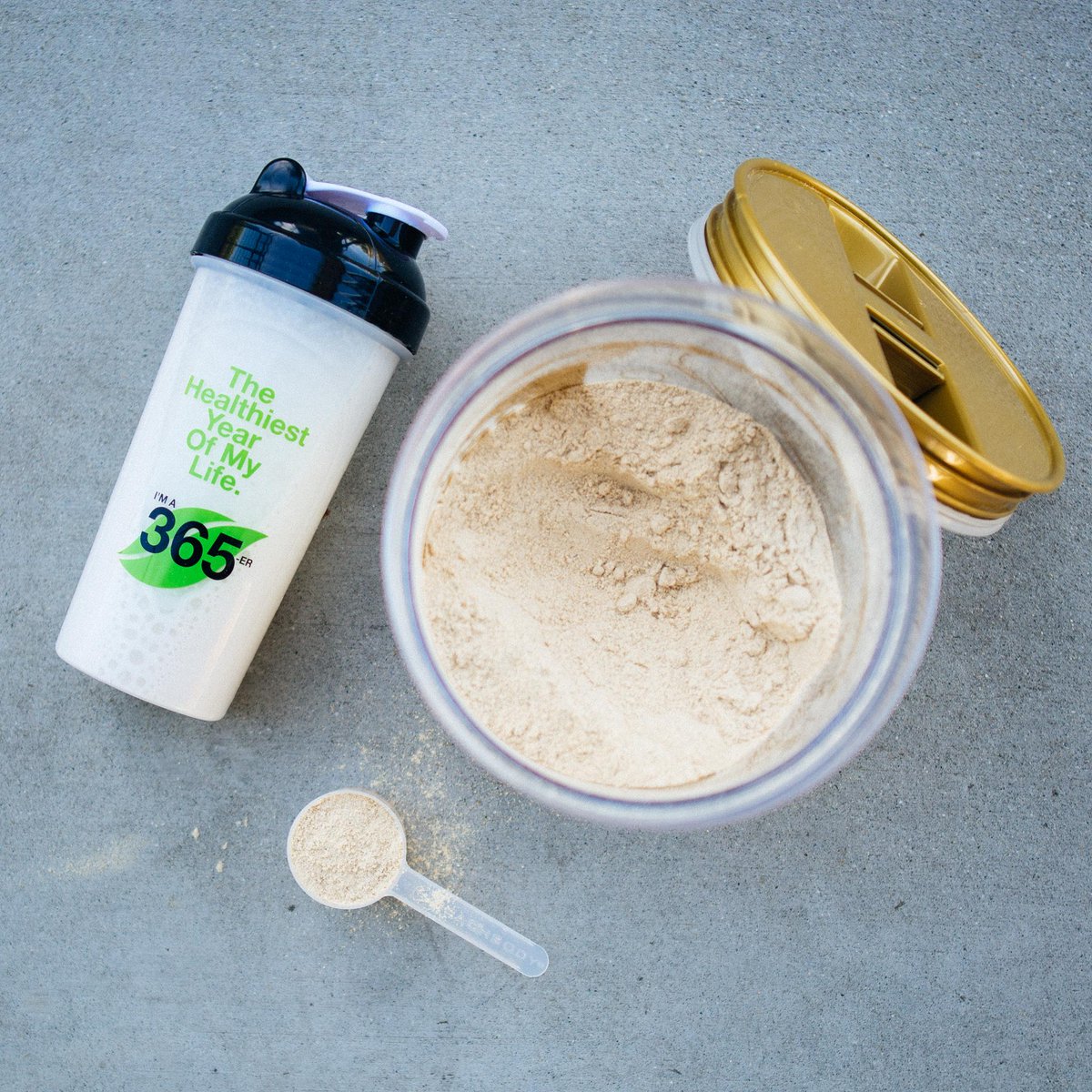 shakeology's tweet photo. A new year lies ahead, which means new opportunities to break barriers and crush goals. What are you working on in 2018? #35er #Shakeology https://t.co/HwB6aIxw3L