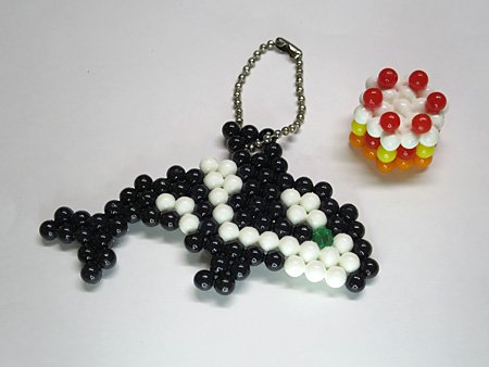 えり En Twitter 私のアクアビーズ2日目 シャチと立体のケーキ シャチの目はまこちゃん色の緑 立体のケーキは3段を別に作って 固まった後再度水をかけて固めた かわいい T Co Nibylforii Twitter