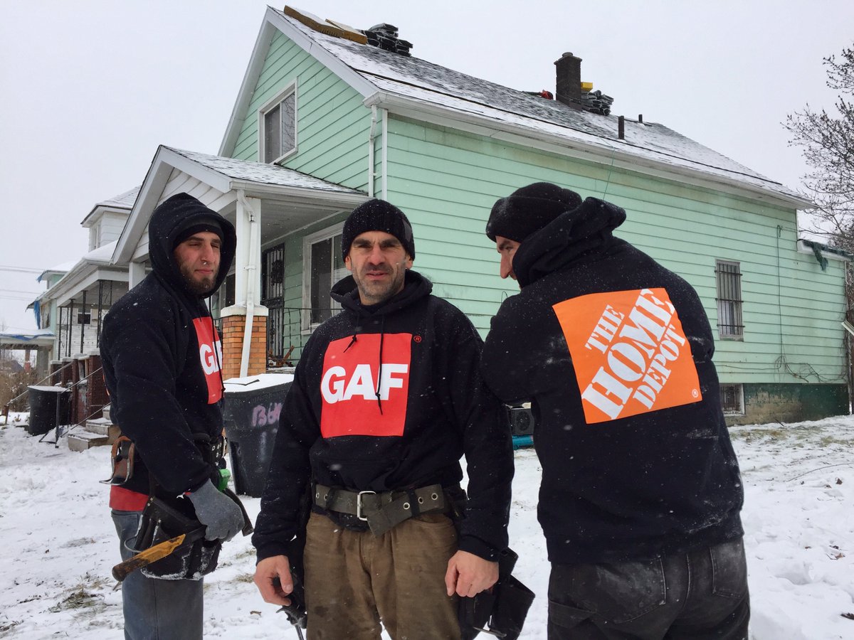 HDEDETROITTEAM's tweet photo. Installers Matt Construction advertising their new GAF/HD Hoodies. https://t.co/Vte7lqHbBq