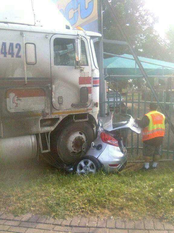 Tee_em3's tweet photo. God is amazing, the driver survived with no scar https://t.co/A76A9ynscp