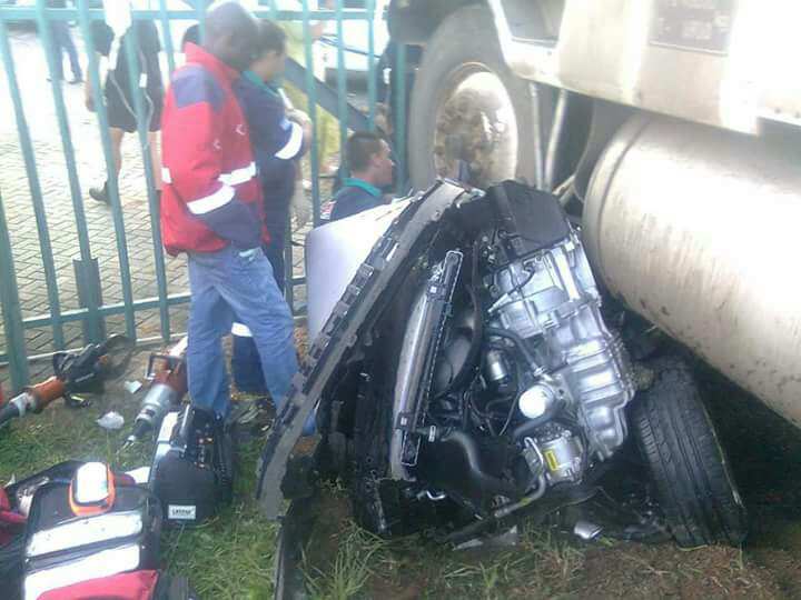 Tee_em3's tweet photo. God is amazing, the driver survived with no scar https://t.co/A76A9ynscp