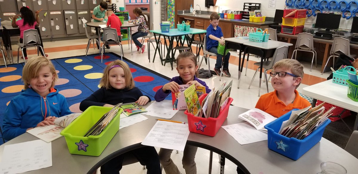 LemonsLearners's tweet photo. #Lemonslearners are the #beststudentsever! #interactivewriting #balancedliteracy #technologyclassroom #flexibleseating @SouthernHillsWF https://t.co/QQDLF5lEhp