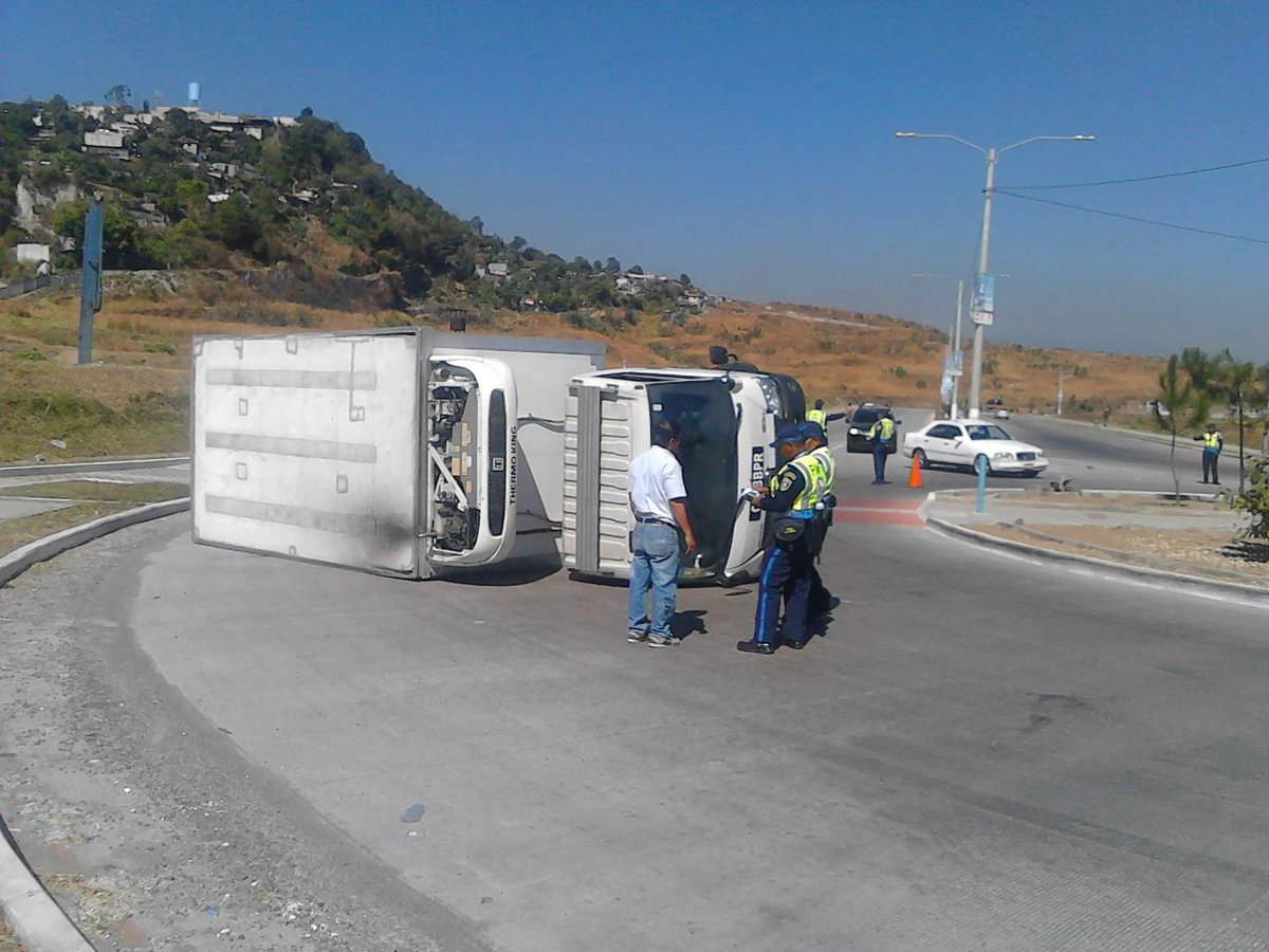 Noti7Guatemala's tweet image. Precaución @PMT_VILLANUEVA reporta camión volcado en bulevar los #Reformadores zona 4 #VillaNueva 
Vía @SantosDalia