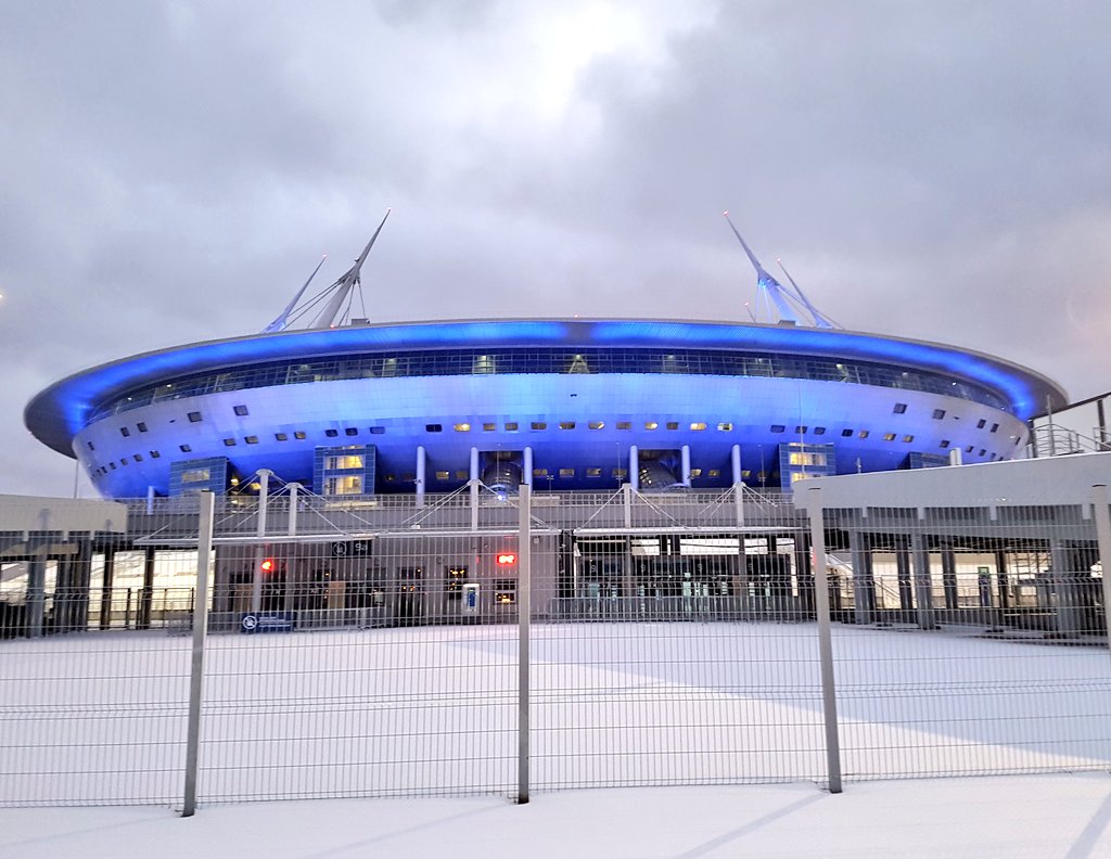 saryberry0's tweet photo. Wie sieht eigentlich das Stadion aus in dem die WM dieses Jahr zum Teil  stattfindet? Wie ein Ufo😊👽 #wm #WorldCup2018 #russland #fussball #erlebees #stpetersburg #stpetersburgstadium https://t.co/M0UgioTcxx