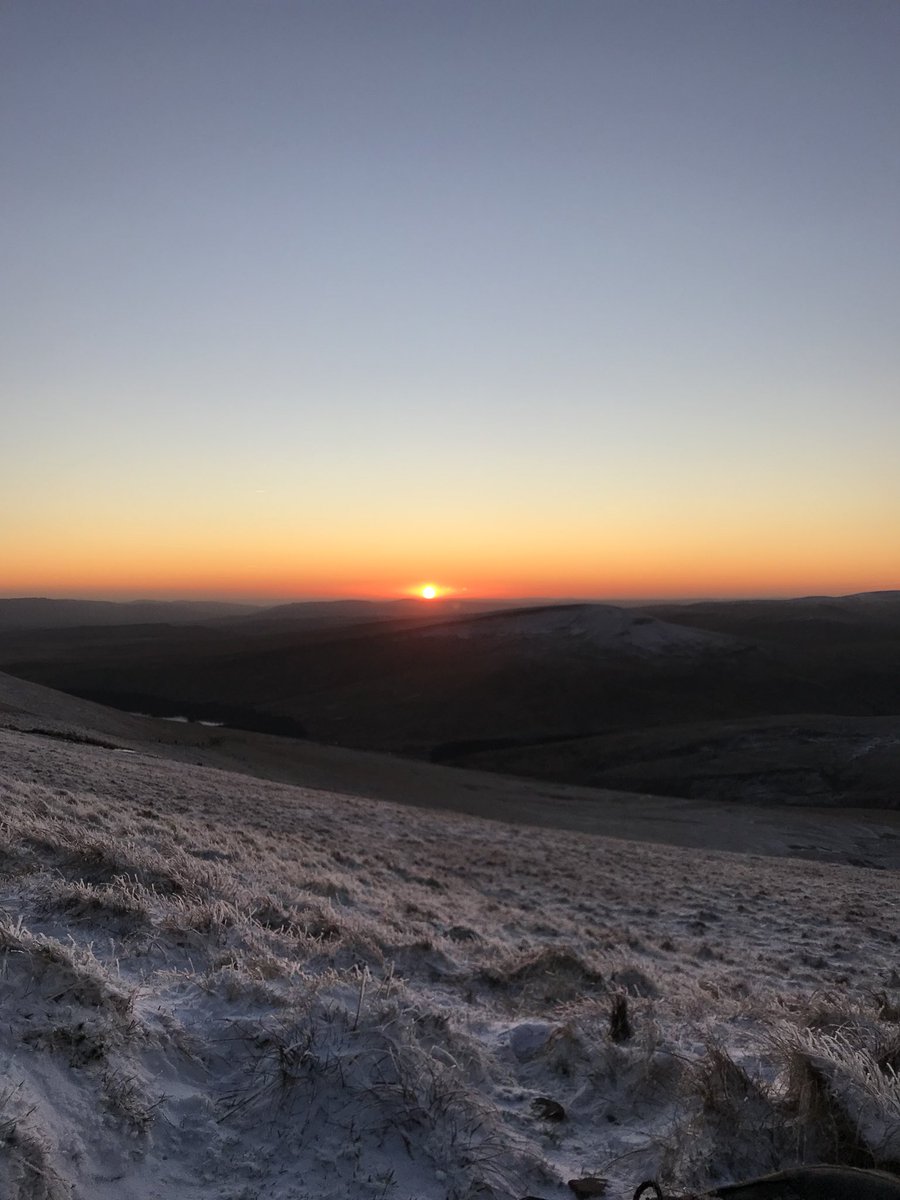 karojankiewicz's tweet photo. When snows falls in Brecon 🏃‍♀️🏔💪😊some training done #breconbeacons #dontgiveup #stronger https://t.co/il2nQvcC22