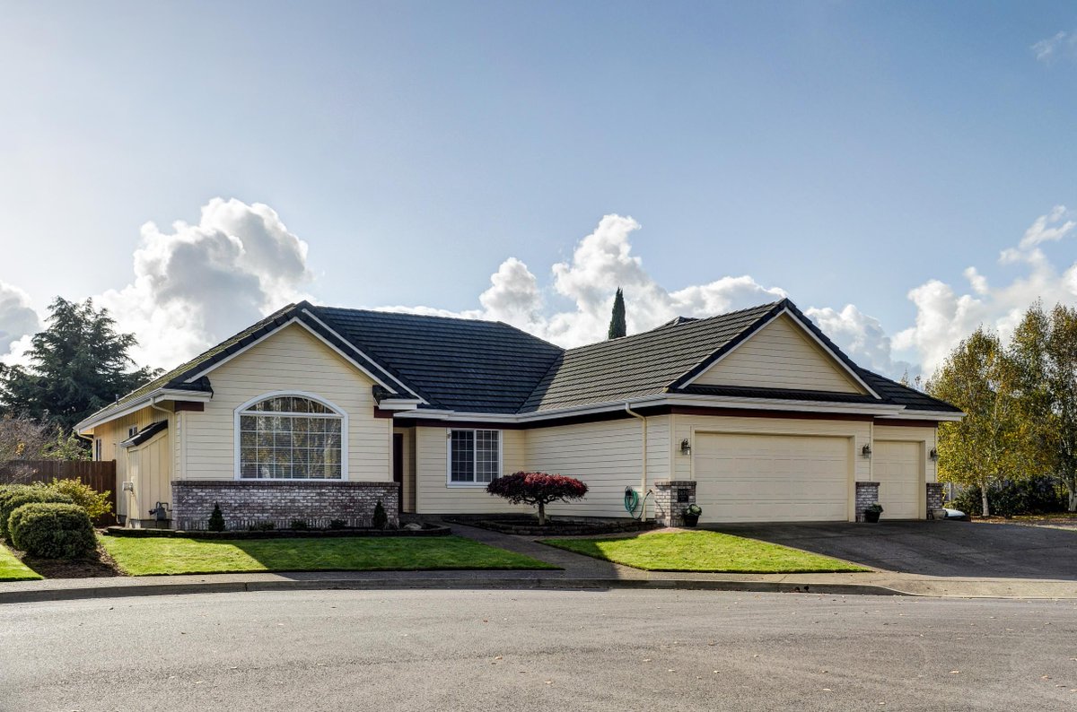 PruREPros's tweet photo. Check out our #listing in #Eugene #OR  #realestate #realtor https://t.co/QYW0J5CKGY https://t.co/MsGAxg2gCV