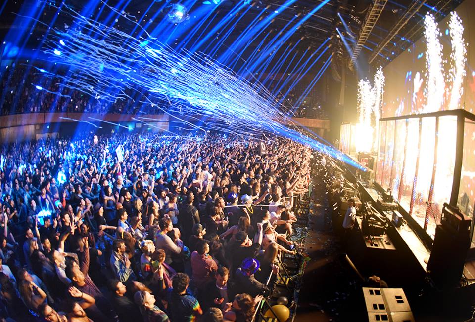 kaskade's tweet image. facebook.com/pg/kaskade/pho…
Photo album from NYE 12|31 Bill Graham Civic Auditorium in SF 
Up NOW.
(I’m still not over it.)