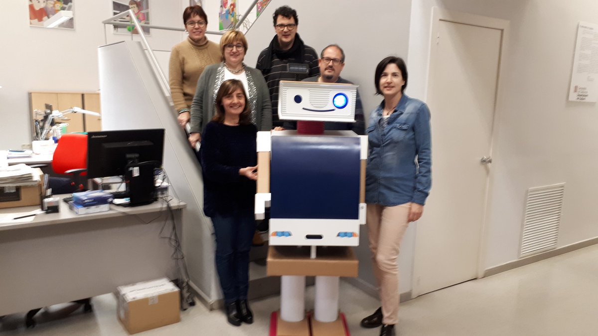 bibliotequeslle's tweet photo. En resposta a la #cartaalsreis, avui ha arribat a la #cbll un patge dels #Reis2018 tot gelat i carregat amb dos paquets pel #BibliobúsGarriguesSegrià. Adivineu qué o qui és ? @bibliotequescat @aclebim @pepvivesBIB @TaleiaCultura https://t.co/U2K7y2t4dU