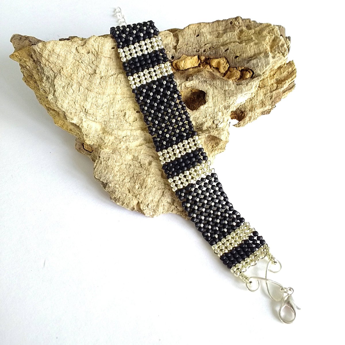 AlleywayBeading's tweet photo. Changed up one of my designs from bangle style to flat. It's now available in my #etsy shop where I create it to the length that you select. https://t.co/NcNF6bzv0y #jewelry #blackbracelet #seedbeadbracelet #beadedbracelet #alleywaybeading #flatbracelet #cuffbracelet https://t.co/FjrTLfm7J1