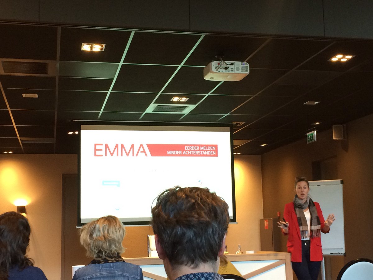 Inspirerend hoe Sociaal Werker van het jaar 2017 <a href="/OvergaagMariska/">Mariska Overgaag</a> van <a href="/kwadraad/">Kwadraad</a> in workshop bij <a href="/Stimenz/">Stimenz</a> vertelt hoe zij het project Emma in Zoetermeer en Rijswijk (Preventie en vroegsignalering  (huurschulden) samen met ketenpartners van de grond heeft gekregen