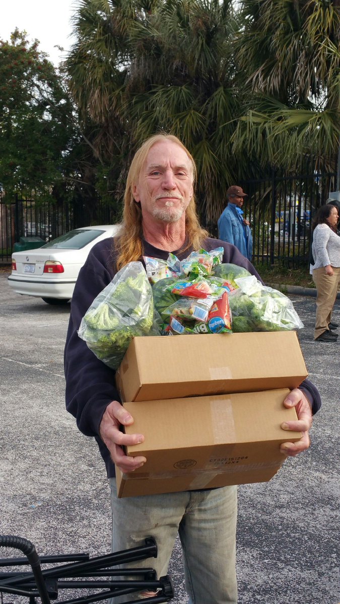 PathlightHOME's tweet photo. THANK YOU to @feedhopenow & @universalorlando for coming to #PathlightHOME this AM with the #bitescameraaction food truck! ππ Our residents were thrilled with all the fresh produce! We're all grateful for your support #secondharvestfoodbankofcentralflorida #universalfoundation https://t.co/EAf1dQq2zR