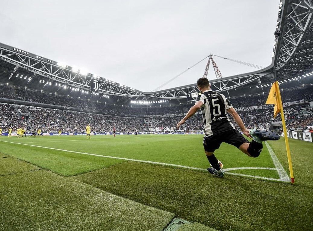 Juve_France's tweet photo. Pirlo : « Pjanic est sûrement le joueur qui se rapproche le plus de moi aujourd’hui. C’est le seul qui regarde toujours vers l’avant et qui ne se contente pas de faire la passe derrière, qui amène de la verticalité et qui change le jeu quand c’est nécessaire » https://t.co/04DMxloMZR