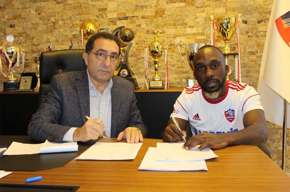 Futbolcunun kafasını montajlanmış gibi gören bi tek ben değilimdir 😂😂