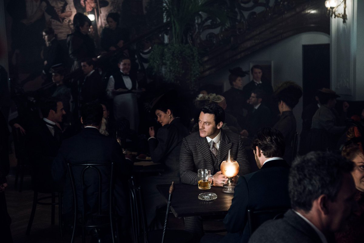 TheRealLukevans's tweet photo. He’s out there... 2 weeks to go until we hunt a killer. #TheAlienist premieres Jan 22 on @tntdrama. https://t.co/aPe2knAVda