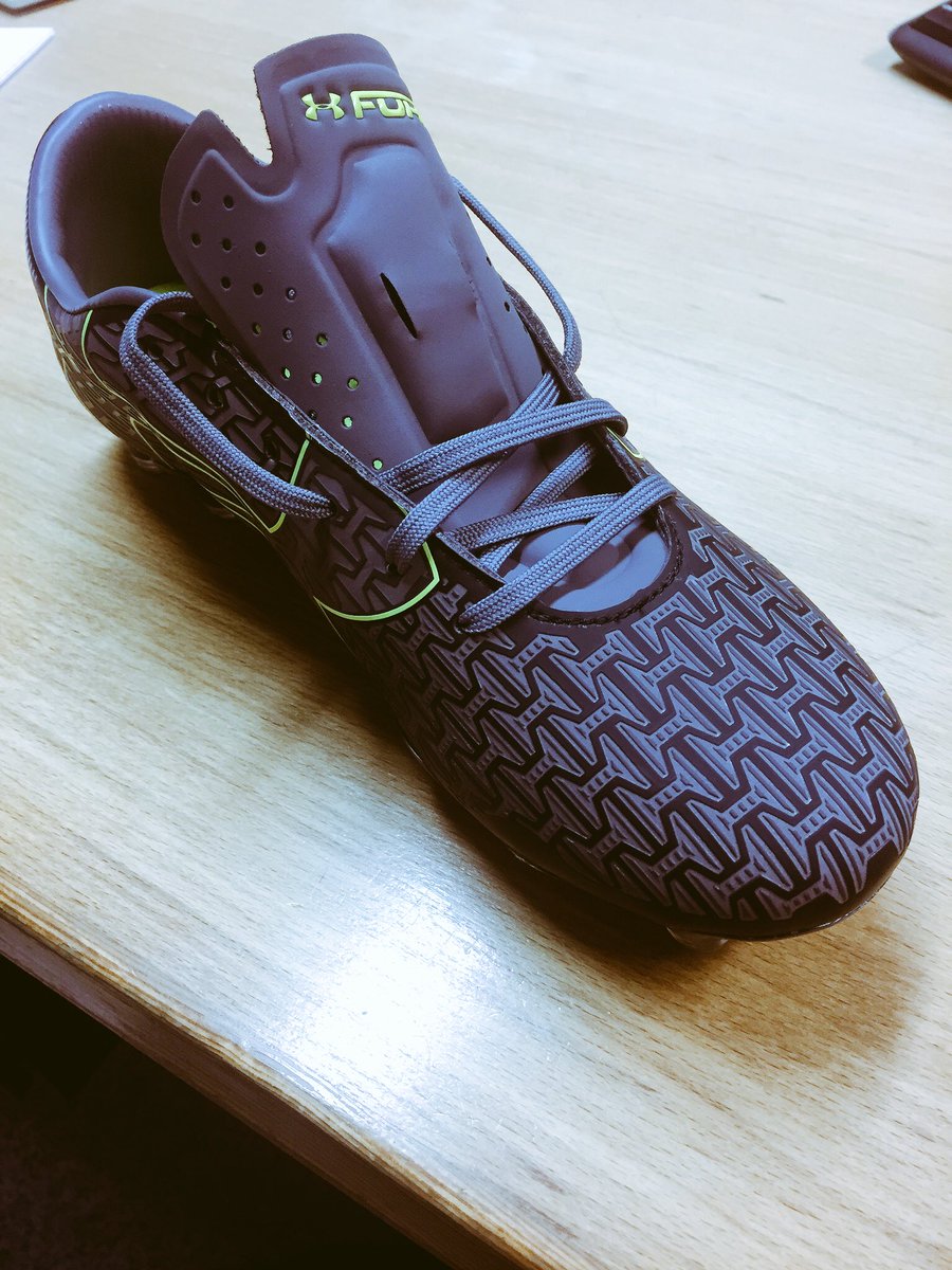 MattRimmer87's tweet photo. Must be serious if new boots are needed #LOVELLFC #januarybargain https://t.co/XMIQ1wsADk