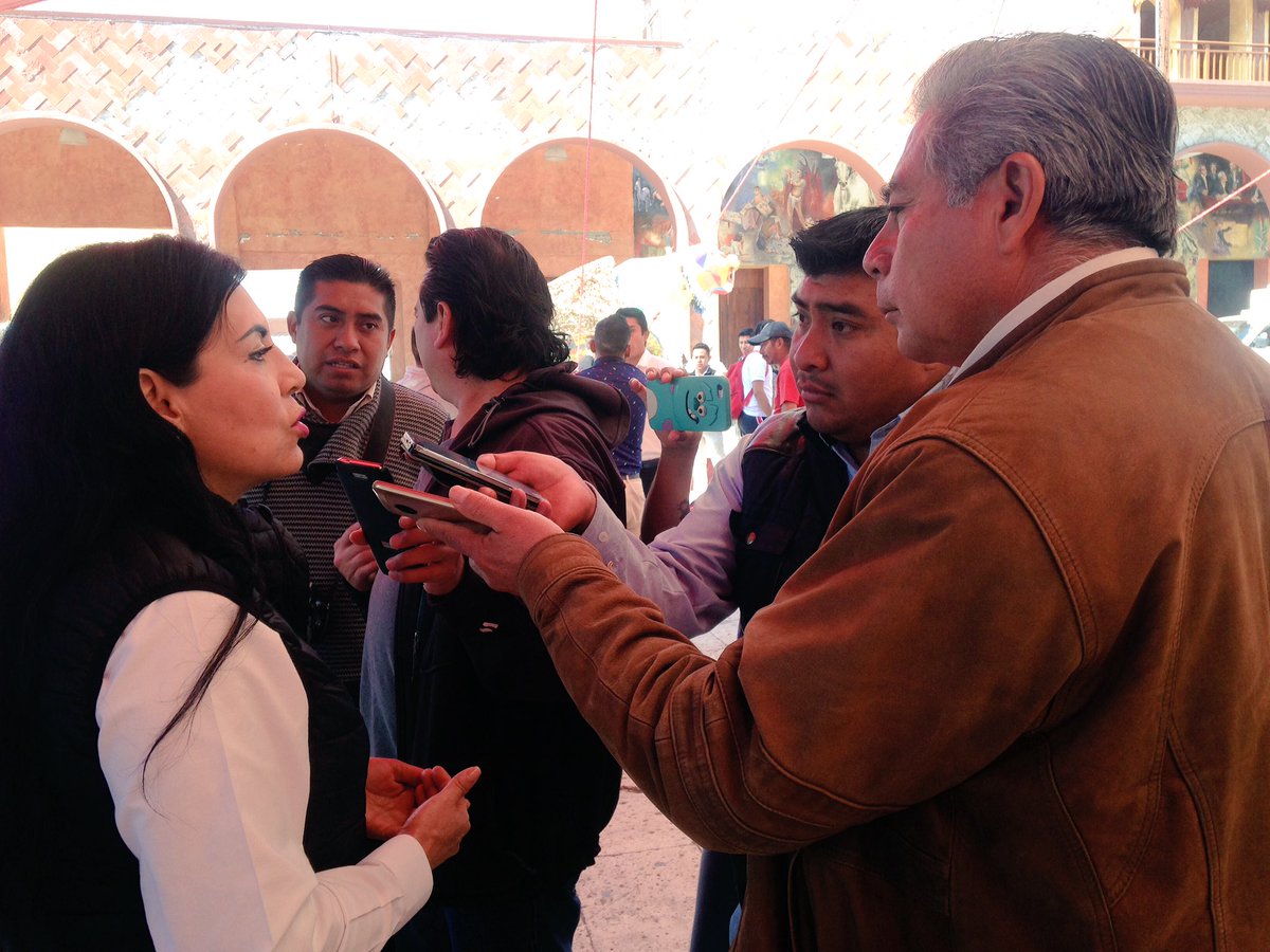 IAIMO_GobOax's tweet photo. #AlMomento @AidaRuizG en entrevista con diversos medios de comunicación de #HuajuapanDeLeón da a conocer las principales acciones realizadas por el @IOAM_GobOax a beneficio de #MigrantesRepatriados como es el caso del programa #FondoDeApoyoAMigrantes #3x1ParaMigrantes #Remesas https://t.co/SEdfCrDHbo