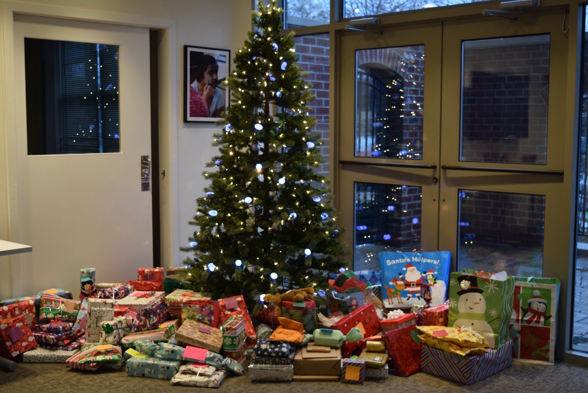 lesley_u's tweet photo. Cheers to our @lesleyOCS! Their holiday gift drive gave out 193 presents in total to @JustAStartCorp and the @MFNHouse this season. See more photos over on our FB page! #MondayMotivation https://t.co/JfWyPZ5hj6 https://t.co/Ubl0LvMwQC