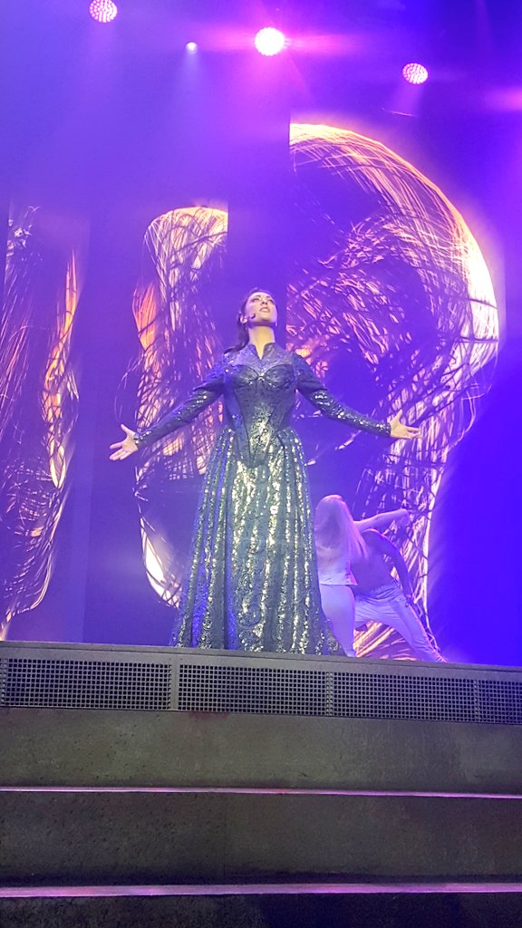 nanne2185's tweet photo. Il y a 1 an on était tous à Paris pour dire au revoir aux @Les3MOff sur le sol Parisien.... La fin d'une histoire et le début d'une tournée encore plus époustouflante... Merci à notre #ZeQueen pour ces beaux souvenirs ❤ Nos oreilles manque de toi... https://t.co/6peGzsxG88