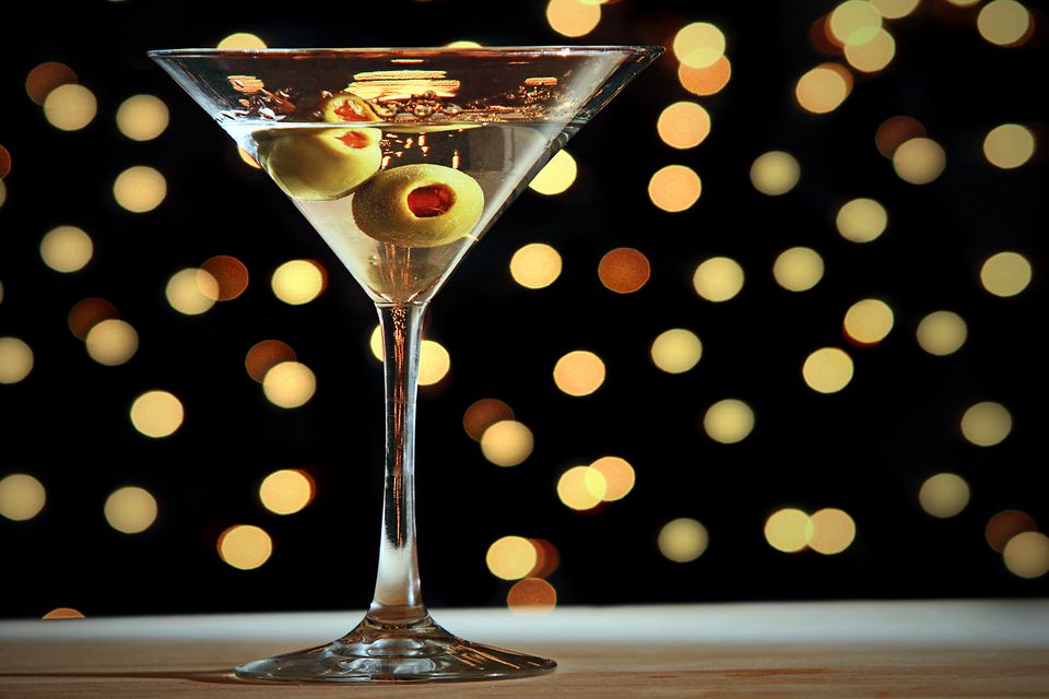 TipsAlcohol's tweet photo. Do you know how to make a Classic Gin Martini? Check out the simple recipe here. #TipsAlcohol #Martini #ServerResponsibly https://t.co/cbj5sDCHFk https://t.co/13msudJx5N