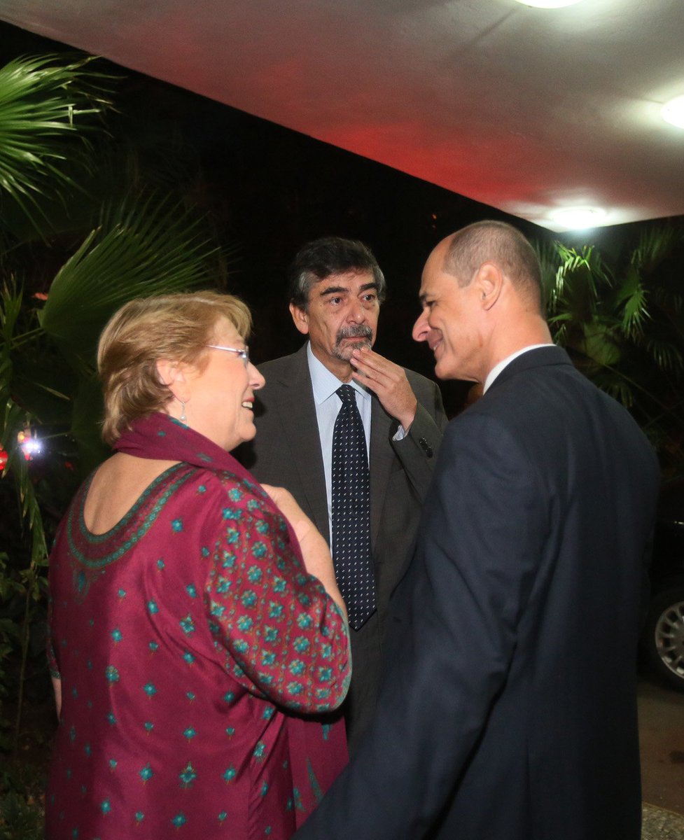 En la foto, <a href="/mbachelet/">Michelle Bachelet</a> conversa animadamente con <a href="/RogelioSierraD/">Rogelio Sierra Díaz</a> instantes después de llegar a #LaHabana, #Cuba🇨🇺, en visita oficial