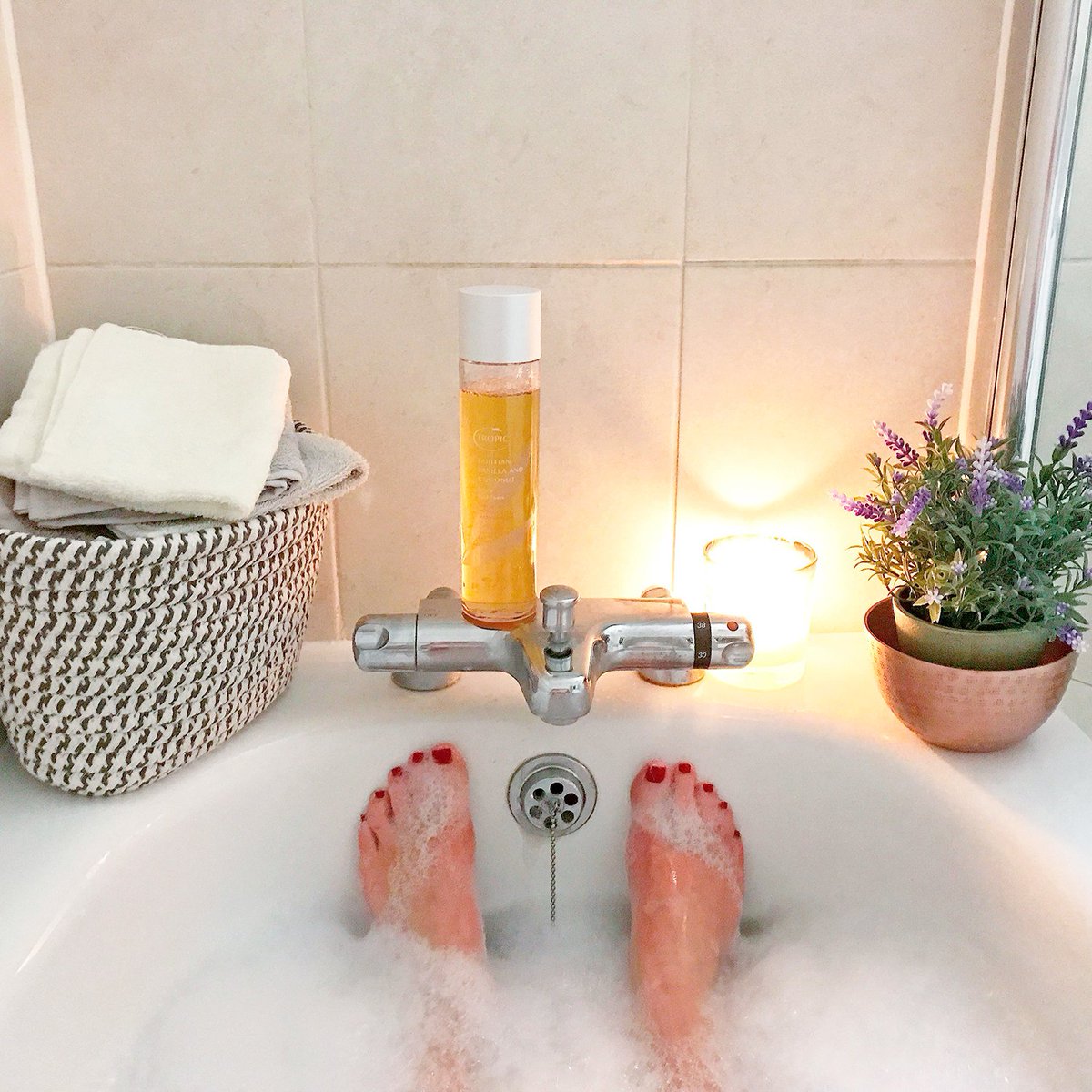 TropicSkincare's tweet photo. Hands up if you're celebrating #NationalBubbleBathDay 🙋 Some of our fave beauty bloggers have been doing just that with our 100% natural, Tahitian Vanilla and Coconut Luxury Bath Foam 🛀 The perfect excuse to treat yourself to a bath filled with bubbles: https://t.co/vkB8KKTeQ4 https://t.co/4q38UtNAGT