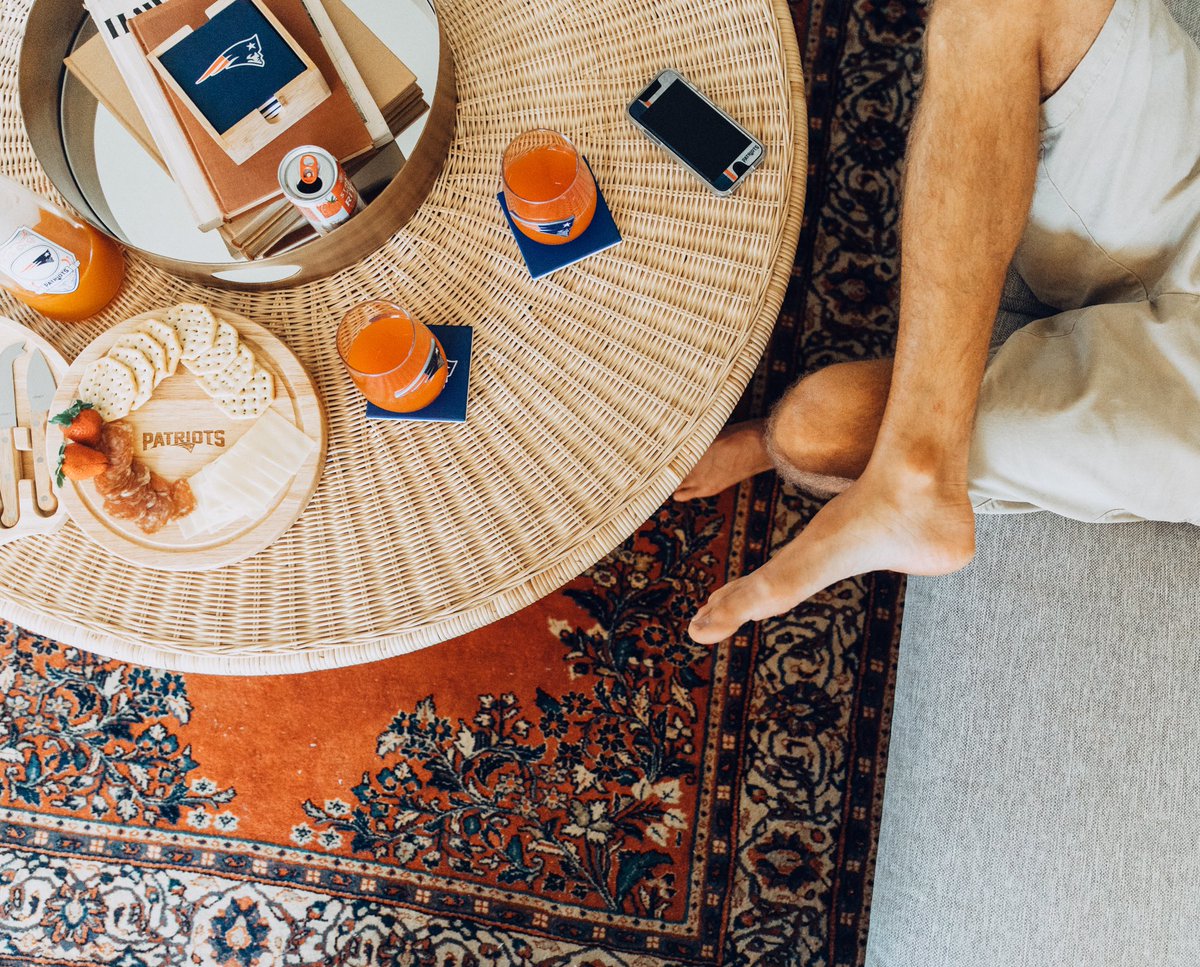 ElanaLoo's tweet photo. Homegating is a way to bring the energy of NFL Football to the comfort of your own home (even in the islands)! 🙌🏼❤️✨ Cheer on your team + build your Homegating collection today at https://t.co/E0ogaqZd6G // @NFLFanStyle #NFLHomegating #CLVR #ad https://t.co/9Exx4onXxj