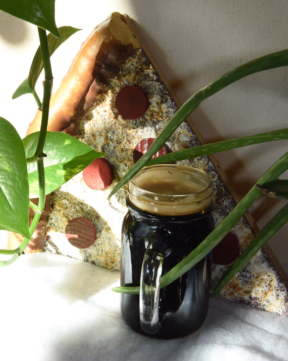 Don't we make it look so enticing 🤤 $4 Brew Monday is here!!! And we are serving up some of the best local brews in the city with our best slices, all daaaay! 🍻🍕