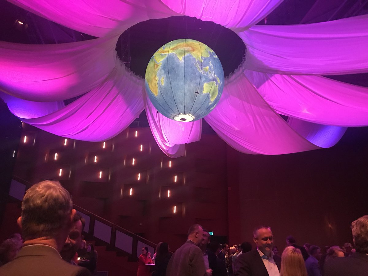 DtchDigitals's tweet photo. Boodschap van de avond; (beter) zorgen voor de aarde. Leuke interviews en ideeën mogen horen #rodeloper2018 #Earthiscalling #Twente https://t.co/yUPUivqPio