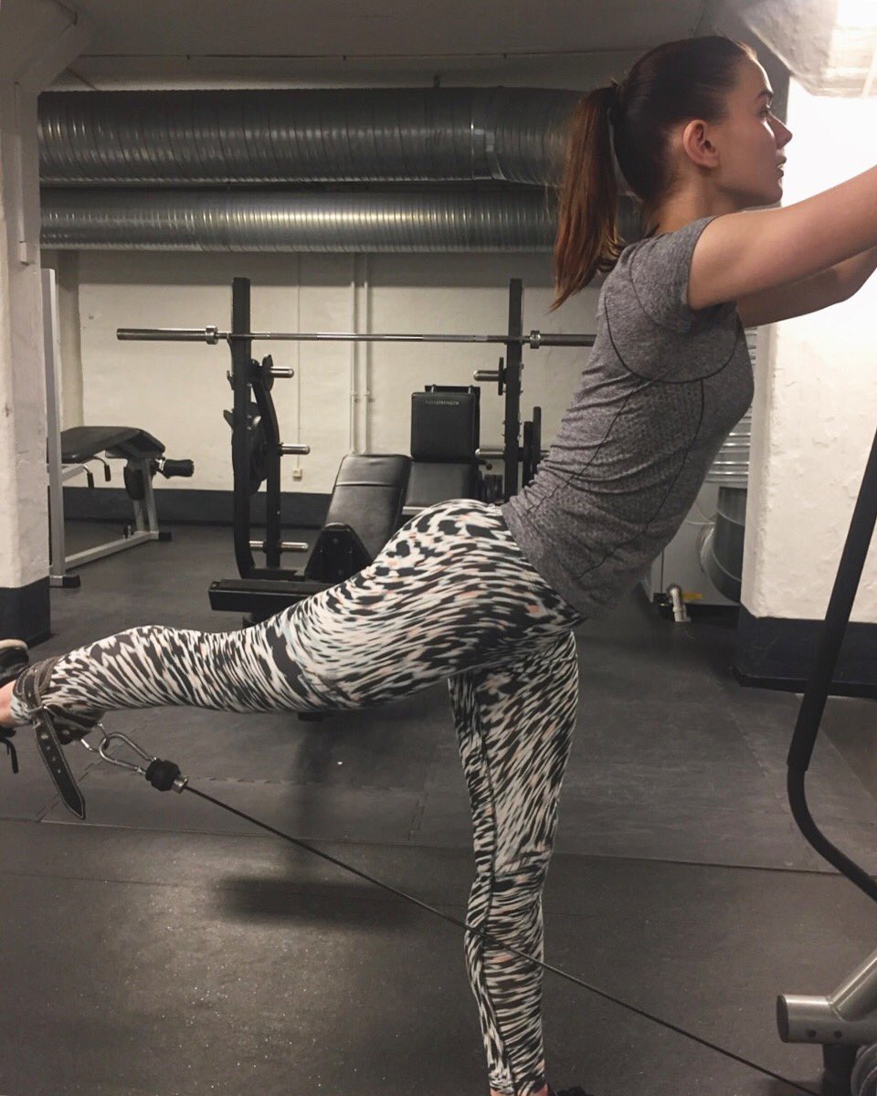 emmeliedeforest's tweet image. My New Years resolution! 💪 I still have to drag myself over there, but it feels so good after a workout! And I hope it means that I can eat (almost) everything I want. Then it's worth it all 😂 #foodie #ilovefood 🍝🍦🍫 #ihatesweating #mybutthurts 😩