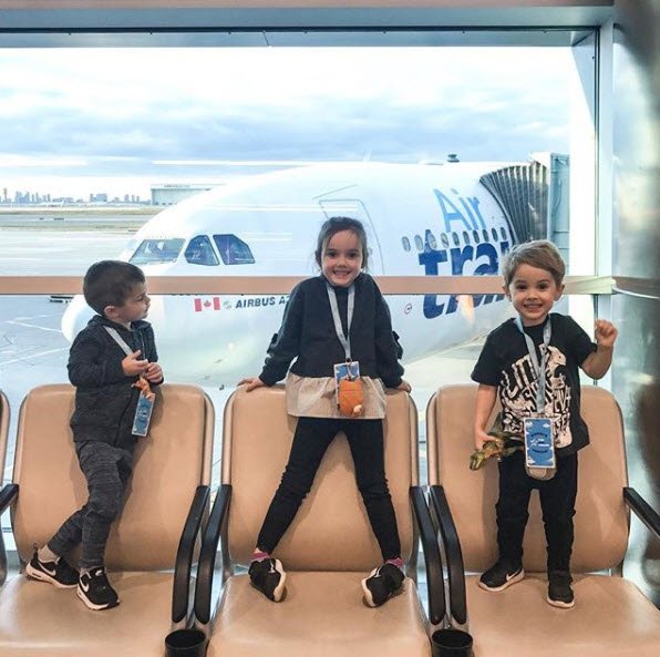 Nous sommes toujours aussi excités que ces enfants quand nous sommes sur le point de partir en voyage! Et vous? #experiencetransat #clubenfants
✈️👋😁 📸: @roxanneawest