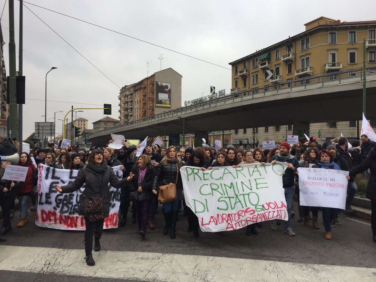 sasadragao's tweet photo. A Milano in Piazza Corvetto, la manifestazione degli insegnanti in sciopero contro la sentenza del Consiglio di Stato che esclude dalle #GaE chi ha conseguito il diploma prima del 2001/2002 #scioperoscuola https://t.co/FLOlB81riq