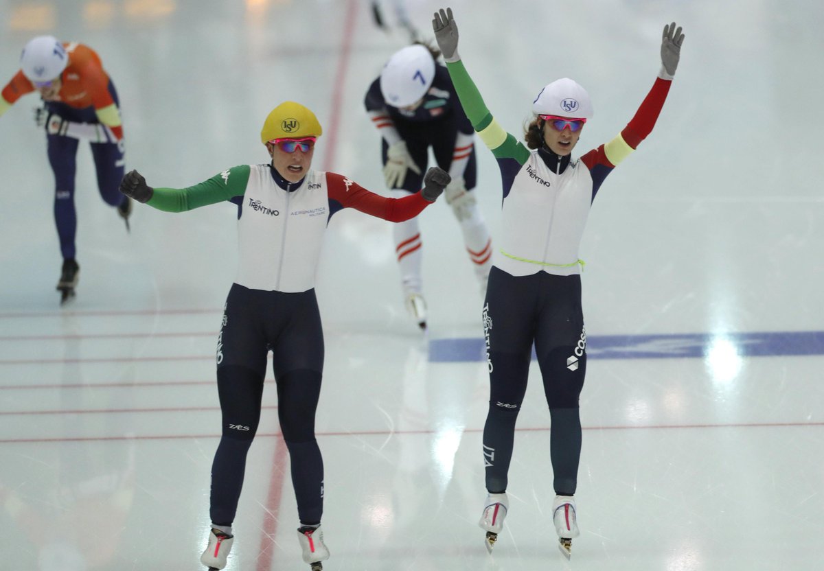 ItaliaTeam_it's tweet photo. Due ori e due argenti agli #EuroSpeed e un cammino verso #PyeongChang2018 che procede nel migliore dei modi. 💙

🥇 Nicola #Tumolero nei 5000 m e Francesca #Lollobrigida nella Mass Start.
🥈 Francesca #Bettrone e Andrea #Giovannini nella Mass Start. 

#ItaliaTeam @fisg_it https://t.co/gE3tnzVBBw