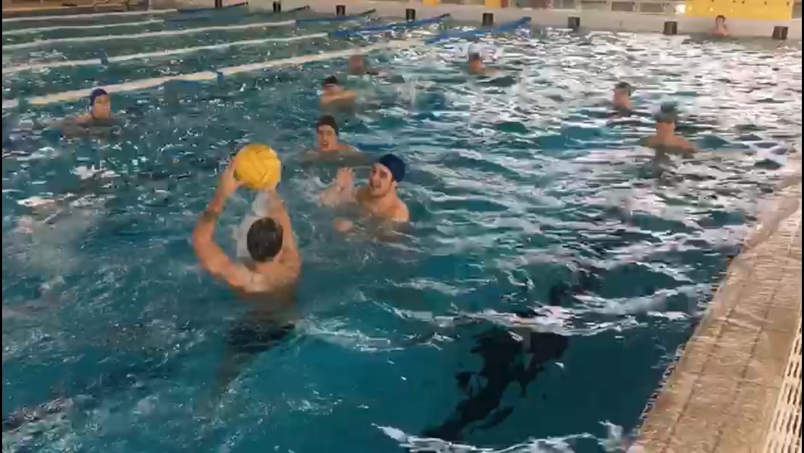 Inslessalines's tweet photo. Comencem l'any amb unes imatges molt refrescants, els alumnes de 1r de #TAFE B de #LesSalines fent waterpolo al #CEMSagnier de #elprat #SempreEnForma #ElTeuFuturALesSalines #elprateduca https://t.co/VKqjs8ZuTi