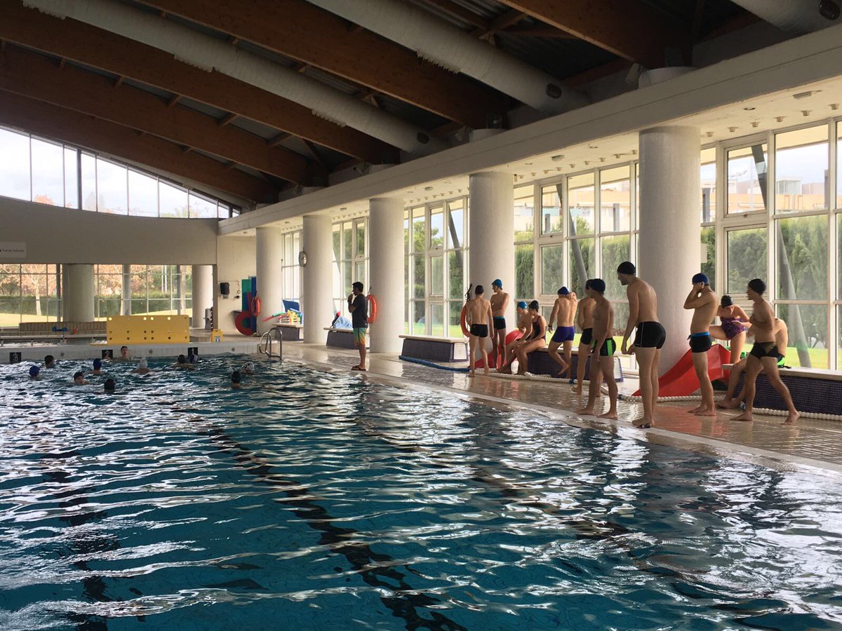 Inslessalines's tweet photo. Comencem l'any amb unes imatges molt refrescants, els alumnes de 1r de #TAFE B de #LesSalines fent waterpolo al #CEMSagnier de #elprat #SempreEnForma #ElTeuFuturALesSalines #elprateduca https://t.co/VKqjs8ZuTi