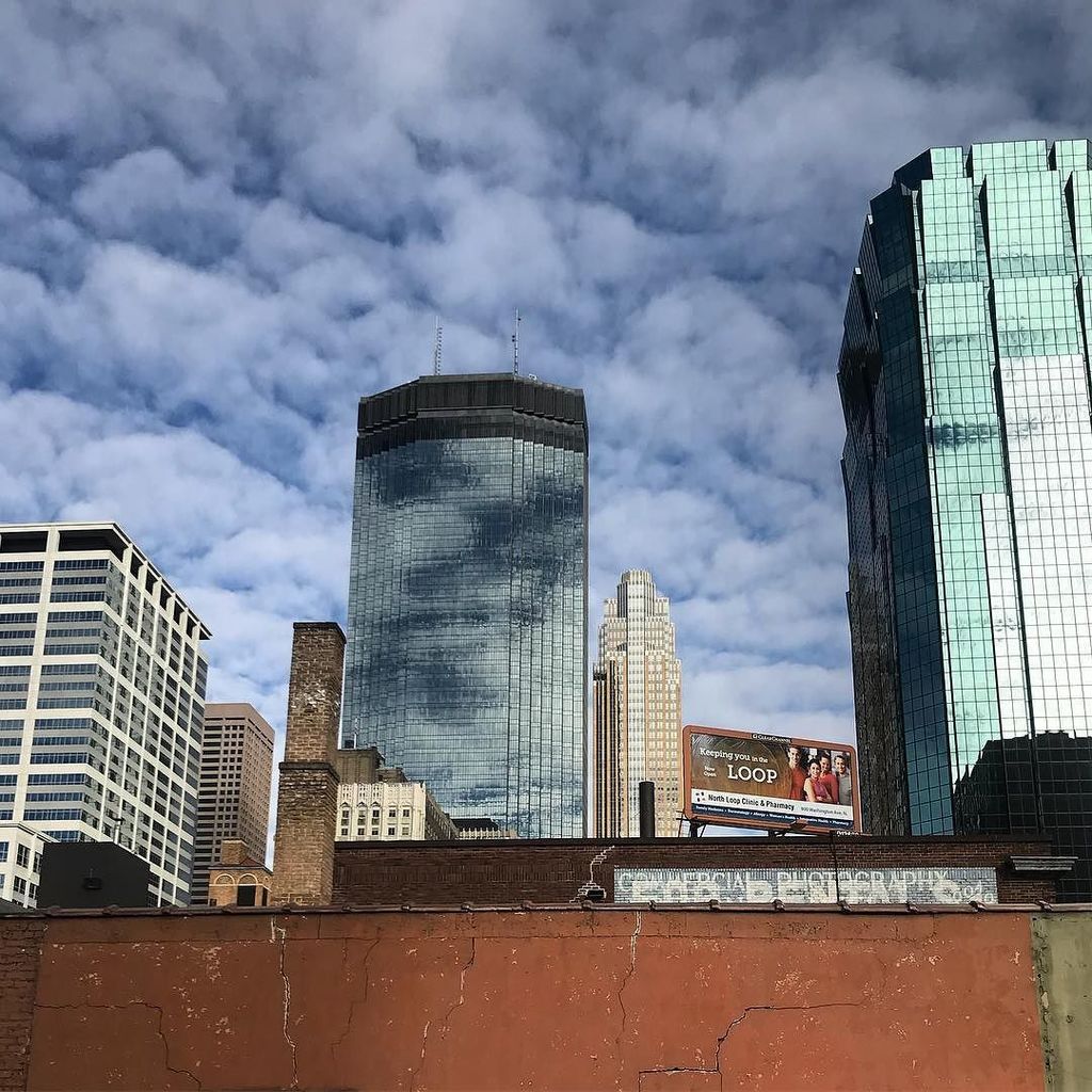 DeRushaEats's tweet photo. The sky has painted the IDS Center. #minneapolis #top10wxday .
.
.
.
.
#artofvisuals #citybestpics #agameoftones #city_explore #illgrammers #thecreative #shotaward #seemycity #createcommune #citylimitless #heatercentral #guardiancities #fatalframes #ic_… https://t.co/zzlVJm8sCS https://t.co/DQF4HCALpc