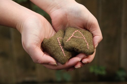 CreateForLess's tweet photo. These hand warmers are great for chilly winter days, and are so easy to make, you’ll have some for the whole family in no time. https://t.co/KRZjwdxOBi https://t.co/3VDInhobjm