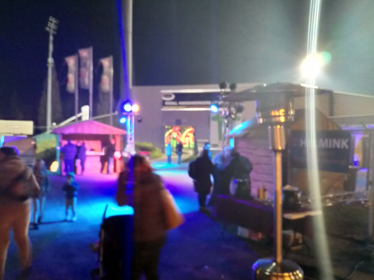 MeyerJeroen's tweet photo. Food trucks , kraampjes met lokale ondernemers en vertier voor kinderen tijdens @OPOD_Dordrecht WinterWonderlandMarkt. Gezellig met collega's alle scholen en het gezin eten en kerstpakket samenstellen. #mooiinitiatief https://t.co/iIWcE061Gr