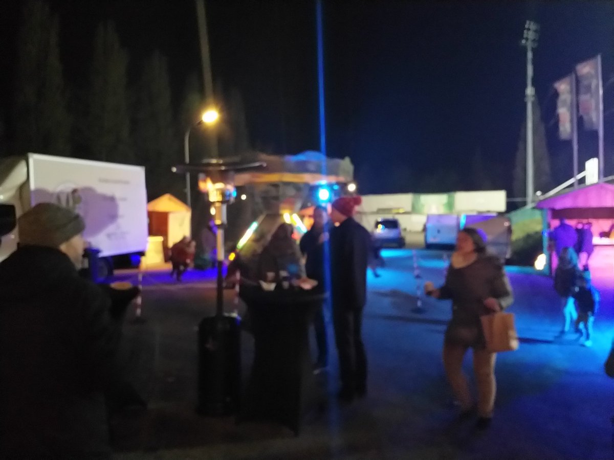 Food trucks , kraampjes met lokale ondernemers en vertier voor kinderen tijdens <a href="/OPOD_Dordrecht/">OPOD_Dordrecht</a> WinterWonderlandMarkt. Gezellig met collega's alle scholen en het gezin eten en kerstpakket samenstellen. #mooiinitiatief