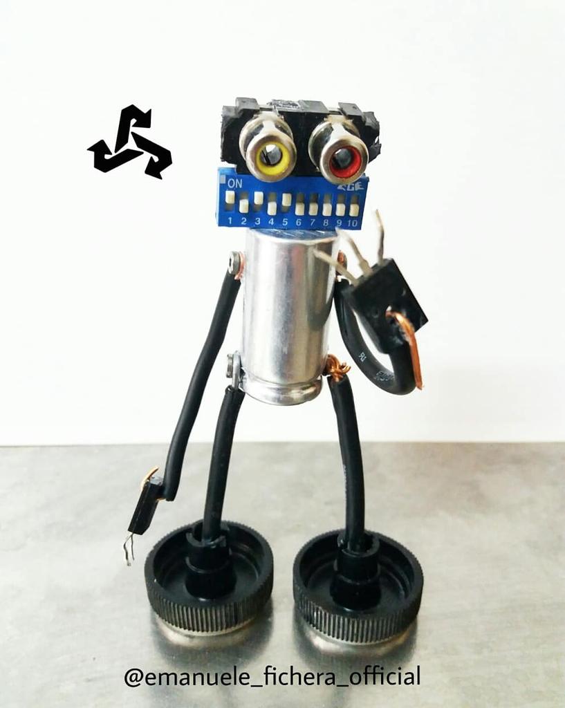 Trashartmessina's tweet photo. #Art #artists #Recycle #recycledart #Robot 
Performer: @EmanueleFic https://t.co/RhIpU77cPQ